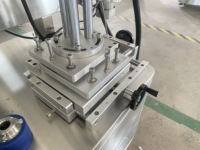 Ligne de production cosmétique Étiqueteuse rotative de bouteilles rondes d'étiquettes autocollantes entièrement automatique