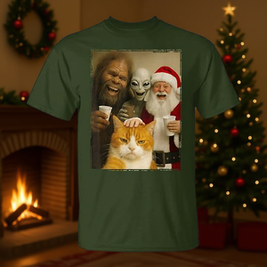 Camiseta navideña con diseño de gato, alienígena de pie grande y Papá Noel - Product Image 3