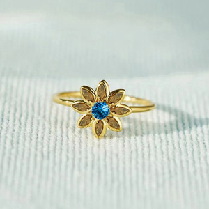 Anello con Cristalli a Forma di Fiore per Donne, Elegante Accessorio Floreale per Uso Quotidiano - Product Image 3