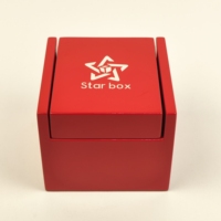 Boîte à montre en bois de luxe, finition rouge piano brillant, doublure en velours beige doux, structure à ouverture latérale, logo personnalisé pour l'emballage de la marque de montres