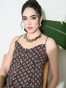 Top corto elegante con cuello Halter y estampado bohemio indio hecho en Algodón 100% con giro moderno - Product Image 2