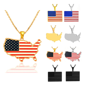 Collier avec pendentif <span class=keywords><strong>carte</strong></span> <span class=keywords><strong>des</strong></span> États-<span class=keywords><strong>Unis</strong></span> en acier inoxydable, plaqué or véritable 18 carats, émail, drapeau américain, fabriqué par le fabricant - Product Image 1