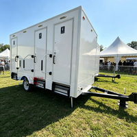 Remorque sanitaire extérieure moderne à 3 cabines homologuée DOT, durable et portable, pour chantier de construction et parc