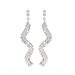 Boucles d'oreilles pendantes de luxe haut de gamme, style européen et américain, avec strass en forme de serpent à double rangée, design de niche, papillon brillant, en alliage tendance - Product Image 6