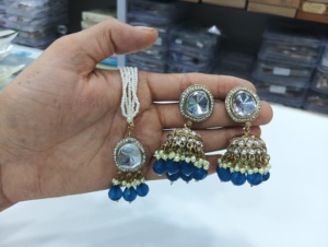 Boucles d'oreilles de mariage indien en alliage plaqué or vintage avec motif de cloche de perle d'imitation ensemble de perles à la mode pour les femmes en gros - Product Image 3