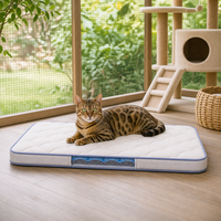 Matelas de repos pour chat avec dessus matelassé à fleurs et fenêtre transparente pour une détente ombragée