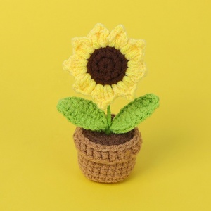 Ramo de simulación de girasoles, tulipanes y rosas tejidos a mano en maceta pequeña, decoración de escritorio, regalo de boda - Product Image 3