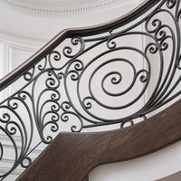 Escalier en spirale intérieur sur mesure haut de gamme pour villa, marches en bois massif