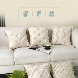 Coussin décoratif carré en peluche style bohème marocain à pois avec pompons et franges - Product Image 1