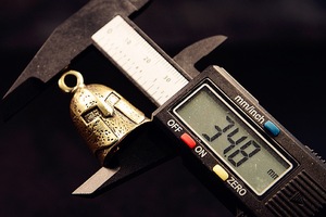 1 pièce, pendentif porte-clés en laiton fait main, clochette de <span class=keywords><strong>casque</strong></span> rétro, figurine ornementale, vente en gros - Product Image 5