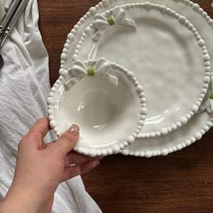 Vente en gros de vaisselle française en céramique avec nœuds perlés, assiettes en céramique, bols en céramique, assiettes à dessert, assiettes à gâteau et assiettes à thème féerique - Product Image 2
