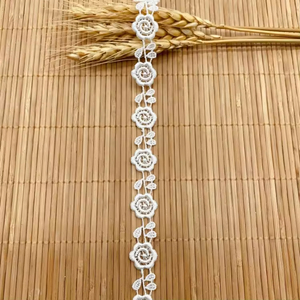 Passamaneria in <span class=keywords><strong>pizzo</strong></span> Siqunce, passamaneria ricamata con fiori <span class=keywords><strong>e</strong></span> perle, passamaneria in poliestere elasticizzato 5/8, bianco oro - Product Image 6
