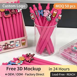 Penna Retrattile Personalizzata con Patch in Silicone a Cartone Animato, Due Stili per Palestra e Medicina, Penna in Plastica Rosa Opaca per Cancelleria Promozionale - Product Image 1