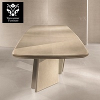 Table à manger à coins arrondis avec pieds en colonne superposés, mobilier de salle à manger aspect marbre haut de gamme, table à manger à bords incurvés