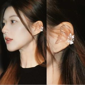 Pendientes de aleación con forma de flor para mujer, joyería clásica para fiestas, no requiere perforación - Product Image 5