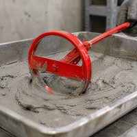 Pelle mélangeuse robuste en acier rouge avec poignée noire et tête de mélange annulaire pour la préparation et le mélange des matériaux en atelier