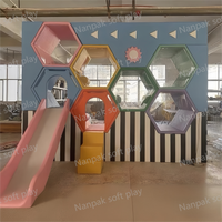 Équipement de terrain de jeux intérieur attrayant en nid d'abeille, toboggan sensoriel, équipement de jeu souple pour les écoles, les centres commerciaux et les cafés