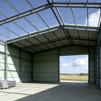 Entrepôt moderne en structure métallique, bâtiment industriel préfabriqué en métal pour les besoins de production et de stockage en usine