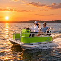 Bateau ponton familial 4 personnes, compact, en aluminium, avec pontons jumeaux et pont antidérapant, idéal pour les escapades en lac, les week-ends et la location en station balnéaire.
