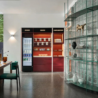 Ensemble de mobilier commercial pour salle à manger : comptoir en métal à bords incurvés, tabourets de bar vert clair, chaises d'invités minimalistes grises, mobilier d'hôtel