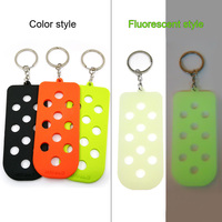 Nouveau design, breloque de chaussure 3D en caoutchouc fluorescent motif dessin animé, durable, compatible avec porte-clés, idéal pour clés de voiture, breloques de sac et ornements.