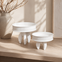 Plateau décoratif en céramique blanche avec pieds géométriques sculptés, plateau sur piédestal rond pour la décoration de la maison
