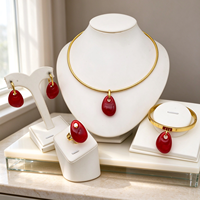 Ensemble de bijoux quatre pièces en résine couleur unie, comprenant un pendentif goutte d'eau, un collier ras-du-cou serpent lisse, des boucles d'oreilles, une bague et un bracelet