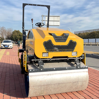 Compacteur vibrant diesel de 3000 kg avec tambour avant en acier et 4 pneus pneumatiques arrière pour la construction de chaussées
