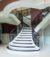 Escalier incurvé en marbre de style australien avec poutre en acier et garde-corps en fer forgé provenant de l'usine de Foshan