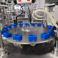 Machine automatique de remplissage, sertissage et collogation pour parfums liquides en petits flacons
