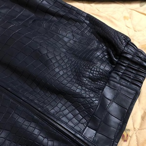 เสื้อแจ็คเก็ตหนังจระเข้สำหรับผู้ชายขายส่ง, ชุดสูทและเสื้อเชิ้ตแบบ OEM/ODM ที่สามารถปรับแต่งได้ พร้อมซับในขนนุ่ม - Product Image 5