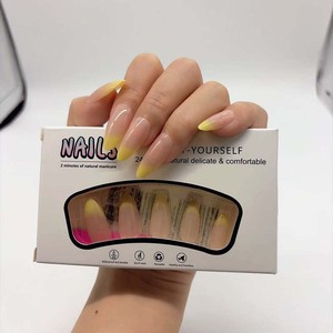 <span class=keywords><strong>Manicura</strong></span> <span class=keywords><strong>Francesa</strong></span> en Degradado <span class=keywords><strong>Amarillo</strong></span> Limón, Base Nude para un Diseño de Uñas en Forma de Almendra Fresco y Moderno que Favorece la Piel Clara - Product Image 4