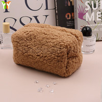 Pochette à maquillage moelleuse, trousse de toilette portable avec fermeture éclair, sac de toilette en peluche douce pour les soins de la peau, trousse de maquillage de voyage pour femmes