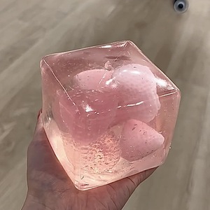 Le best-seller transfrontalier de PLAYGORO : Grandes boules de glace carrées rafraîchissantes à la fraise, compressibles, en matériau TPR, pour les jeunes - Product Image 6