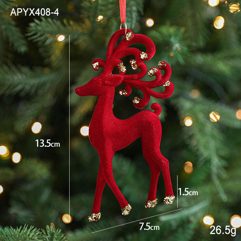 Alce rosso floccato che cammina