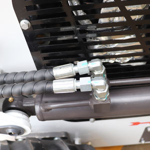 รถตักล้อยางแบบตีนตะขาบ OEM ODM |   รถตักล้อหน้า 900 กก. สำหรับตักไม้ซุง |   เครื่องยนต์ดีเซลยูโร 5 พร้อมปั๊มไฮดรอลิกแบบ PLC |   การเลี้ยวแบบสั้น - Product Image 5