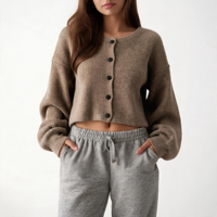 Cardigan court en maille côtelée pour femme, col rond, boutons noirs sur le devant, épaules tombantes, manches ballon, couleur kaki taupe, marque privée