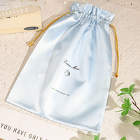 Sac à cordon en satin de soie imprimé avec logo personnalisé de mode de luxe pour chapeau perruques de cheveux en tissu poignée de montre paquet cadeau de fête anti-poussière