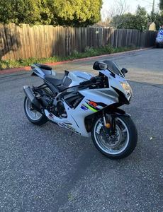 Suzuki GSX600: Motor DOHC de Cuatro Cilindros en Línea de 599 cc + 133 CV de Potencia + 6.93 kg-<span class=keywords><strong>m</strong></span> de Torque, Moto Deportiva Lista para Competir - Product Image 6