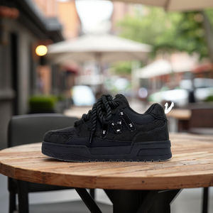 أحذية رياضية عصرية في الشارع للخريف مسامية ومقاومة للارتداء أحذية رياضية سوداء كاجوال للرجال والنساء عشاق أحذية رياضية - Product Image 1