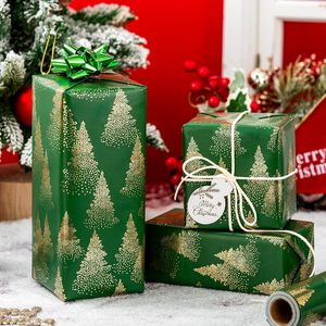 Papel de Regalo Navideño Verde y Dorado con Diseño de Árbol de Navidad en Lámina Dorada, Papel de Regalo para las Fiestas de Invierno - Product Image 2