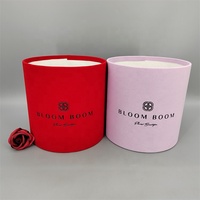 Boîtes cadeaux rondes en carton personnalisées noires avec logo rouge et violet, finition mate avec revêtement UV et dorure à chaud, emballage en velours pour bouquets de fleurs