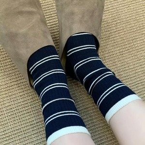 Chaussettes amples pour femmes, blanc crème, rayures bleu marine, coton, antidérapantes, anti-transpiration, thermiques, pour l'automne et l'hiver - Product Image 4