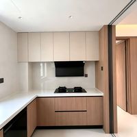 Armoire de cuisine de style Japandi minimaliste avec éclairage LED et organiseurs pour les contenants de rangement de cuisine