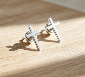 Boucles d'oreilles clous en acier inoxydable plaqué or 18 carats, bijoux minimalistes de foi chrétienne, petits clous d'oreilles en forme de croix - Product Image 6