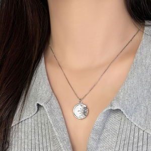 Colgante Redondo de Cobre con Forma de Sol y Cadena de Caja Chapada en Oro Rodio, Regalo Unisex - Product Image 5