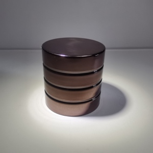 Bouchon de parfum cylindrique de <span class=keywords><strong>CD</strong></span> avec logo personnalisé en gros bouchons de bouteilles en verre de pulvérisateur à pompe en plastique lourd de haute qualité