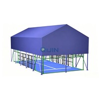 Installation de padel extérieure commerciale avec système de toiture complet, structure en acier sur mesure et enceinte en verre trempé