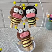 2026 Explosions Mignonne Poupée Porte-clés en Peluche Abeille à Grande Bouche et Bouche de Saucisse