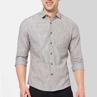 Chemise décontractée pour homme coupe oversize avec épaules tombantes et manches longues pour un style streetwear contemporain et un look superposé